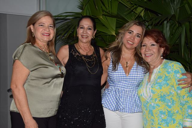 Golena Moncalenao de Fernández, Libia Ávila de Perdomo, Liliana Gutiérrez y Emita de Bahamón.